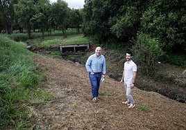 Rodrigo Pintueles y Alejandro Navazas, durante su visita a la obra que ya está ejecutando Tragsa.