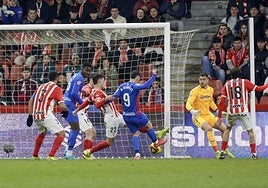 Una jugada del Sporting de Gijón - Elche disputado en enero.