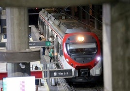 Un tren de cercanías en la estación de Oviedo.