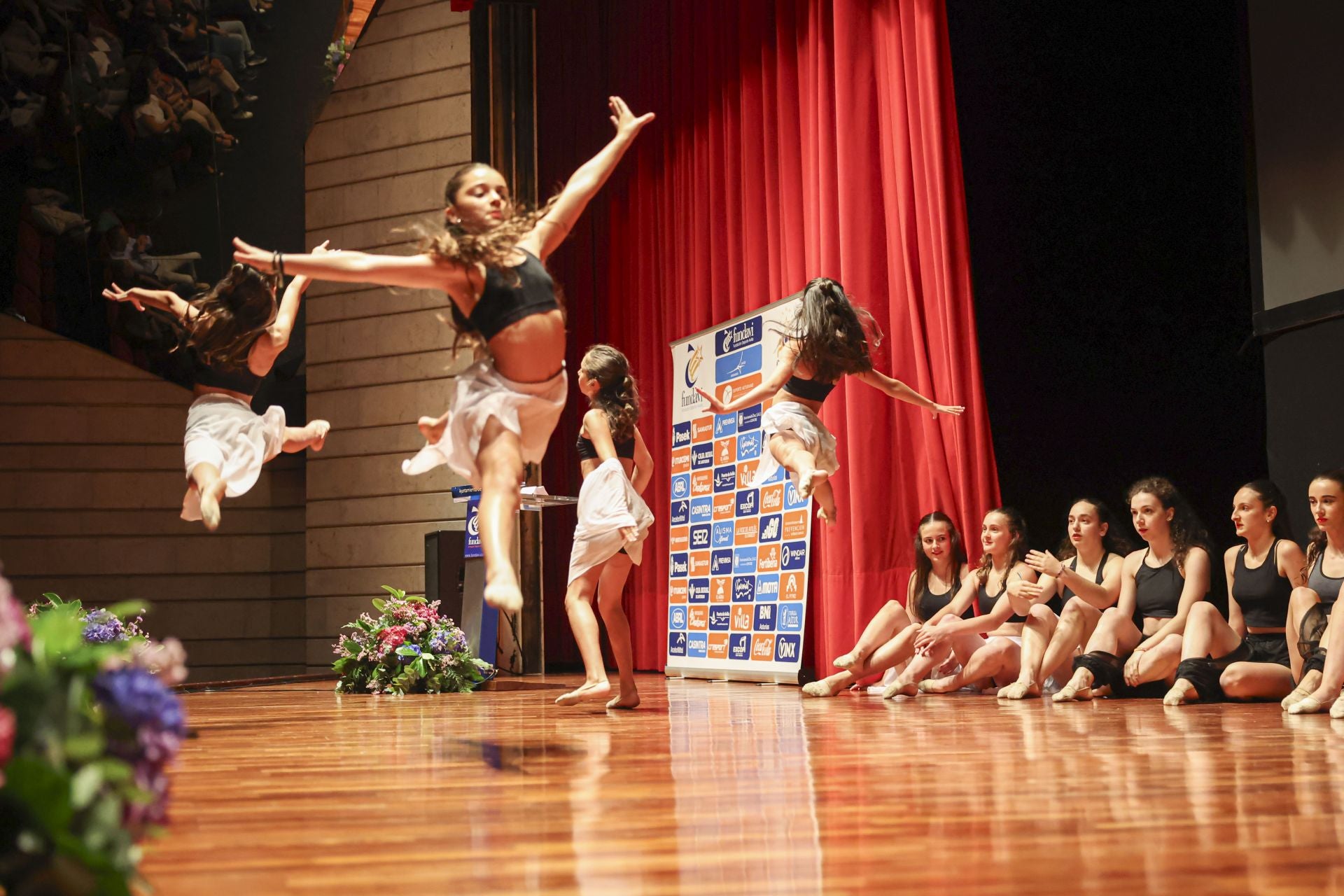 Las gimnastas del Versalles, durante su actuación sobre el escenario de la Casa de Cultura.