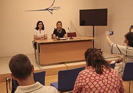La edil Leticia Marinero y la portavoz de Vox Avilés, Arancha Martínez Riola, comparecieron en rueda de prensa.