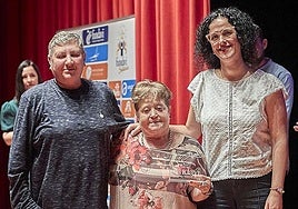 María José Álvarez, en el centro, recibiendo el premio Fundavi a la Labor Social por ELA Principado.
