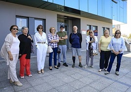 Integrantes de la asociación de vecinos de La Arena delante del centro social ubicado frente a la escalera 15.