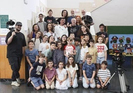 Foto de familia de parte del elenco del documental sobre la surfista invidente Carmen López.