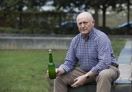 Tino el Roxu, en el parque de Teodoro Cuesta, botella y vaso de sidra en mano, rememorando para EL COMERCIO su trayectoria hostelera de más de tres décadas.