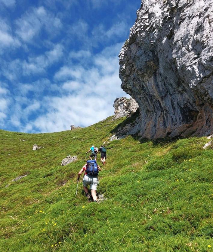 Imagen secundaria 2 - Esta es una ruta de contrastes: al principio suave, regada de paisaje rural y murias. Después más arisca, con empinadas canales, mucha caliza y crestas bellísimas llenas de hondonadas.