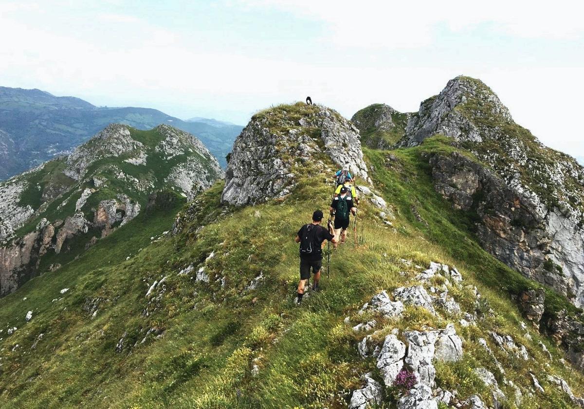 Imagen principal - Esta es una ruta de contrastes: al principio suave, regada de paisaje rural y murias. Después más arisca, con empinadas canales, mucha caliza y crestas bellísimas llenas de hondonadas.