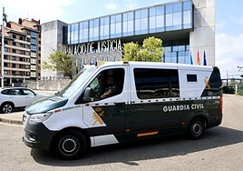 El furgón policial que ha trasladado al detenido del juzgado de Gijón a prisión.