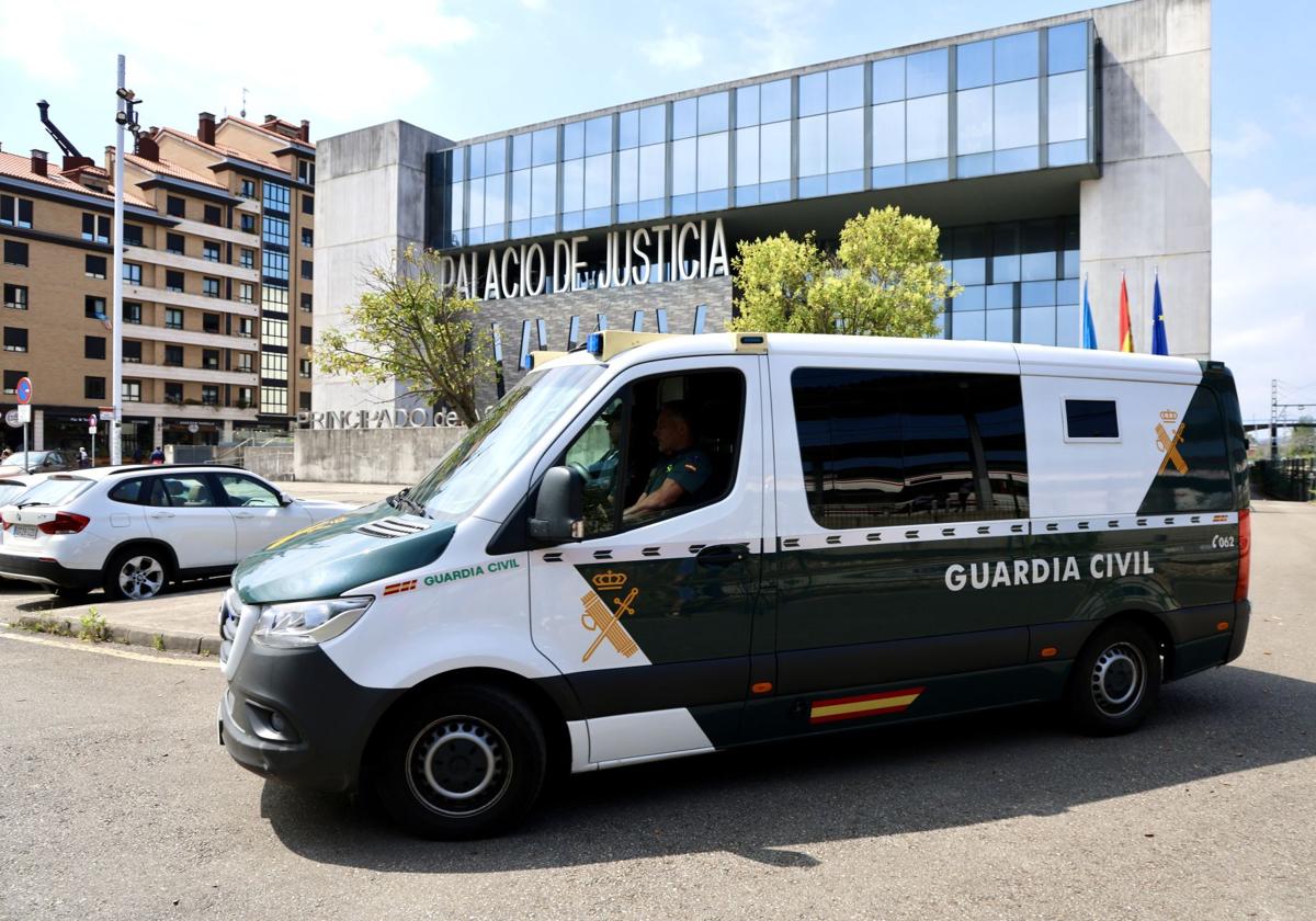 El furgón policial que ha trasladado al detenido del juzgado de Gijón a prisión.