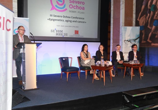 Mario Fernández Fraga, durante la inauguración de la III Conferencia Severo Ochoa, con Irene Diaz, María Fernández, Antonio Ferrer y César Nombela.