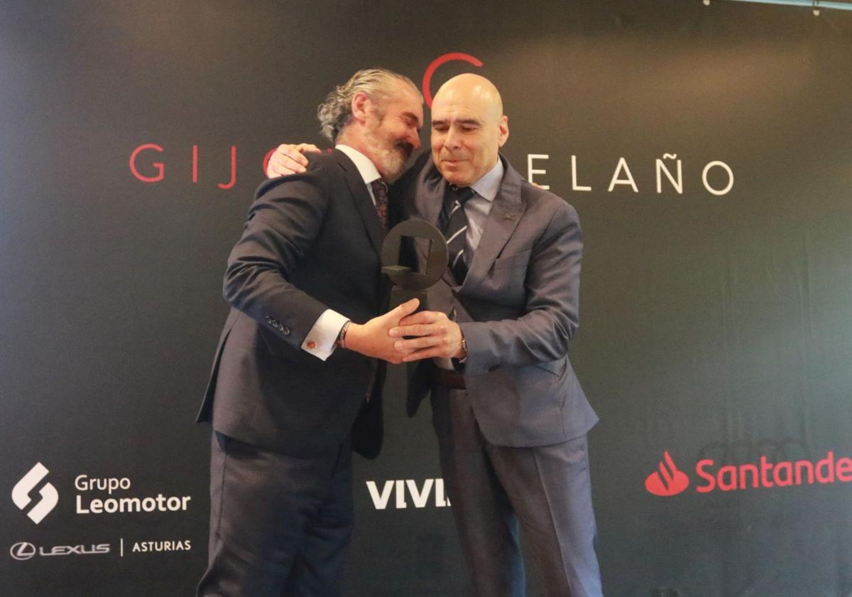 Santiago González-Alverú hace entrega del premio 'Gijonés del Año' a Joaquín Miranda, presidente del Grupo Covadonga, en representación de la entidad deportiva.