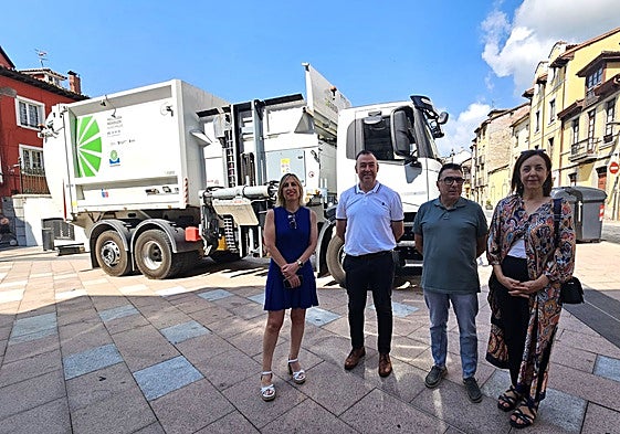 Susana Madera, vicepresidenta de Cogersa y directora general de Medio Ambiente; José Luis Trabanco, alcalde de Grado; José María González, concejal de Recogida de Basura; y Paz Orviz, gerente de Cogersa.