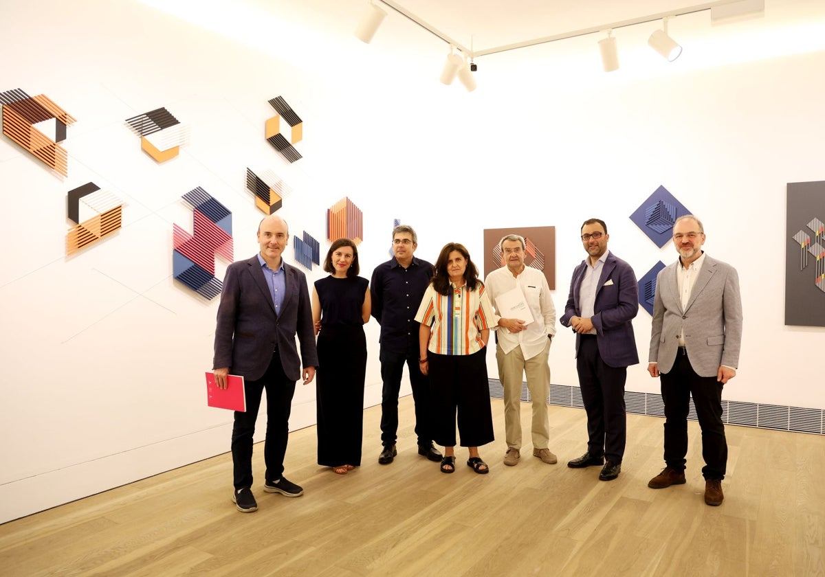 El director general de Patrimonio, Pablo León; la comisaria de la muestra, Sara Moro; los hijos del artista, Mario y Carmen, junto a Santamarina; el concejal de Cultura de Oviedo, David Álvarez; y el director en funciones del museo, Gabino Busto.