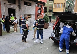 La Policía, durante el registro de la vivienda de Gijón en la que apareció el cadáver de Susana Sierra.