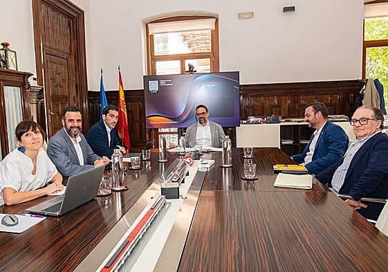 El alcalde de Mieres y el director del Museo del Ferrocarril, a la derecha, en la reunión con el presidente de Renfe, en el centro.