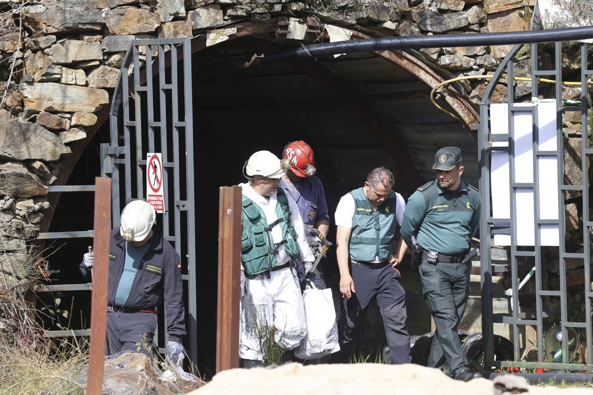 La Guardia Civil inspecciona la mina de Cerredo tras el accidente.