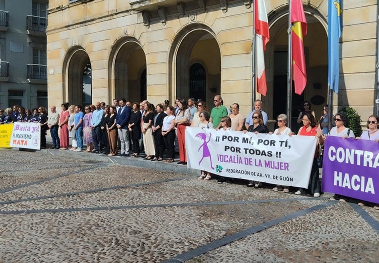 Minuto de silencio que se celebró en la tarde de este jueves ante el Ayuntamiento de Gijón.
