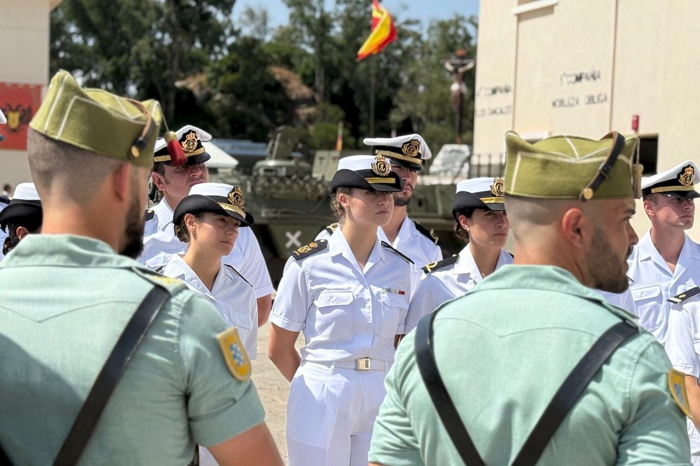 La Princesa de Asturias, entre algunos compañeros, en un acto castrense en Ceuta, el 21 de junio, durante la escala de la fragata 'Blas de Lezo' en la ciudad autónoma.
