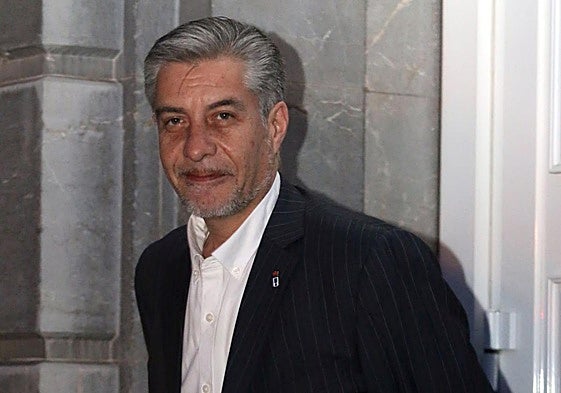 Martín Peláez, delante de la fachada del Teatro Campoamor, antes de la presentación de la nueva camiseta del Real Oviedo.