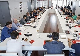 Reunión de trabajo de los equipos de Primera RFEF a mediados de mes en Las Rozas.