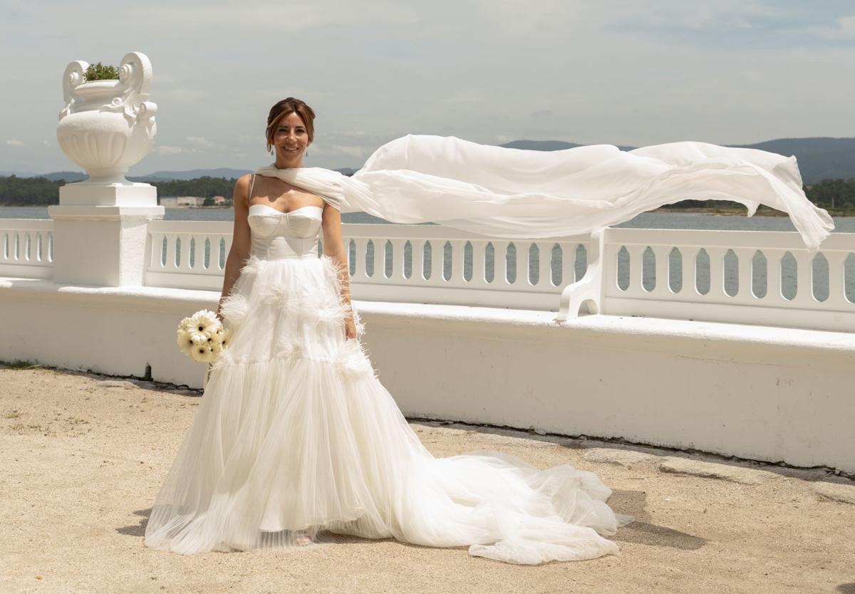 Rebeca Bolado, de Apparentia, luciendo uno de sus vestidos de novia, diseñado por ella misma para la ceremonia.