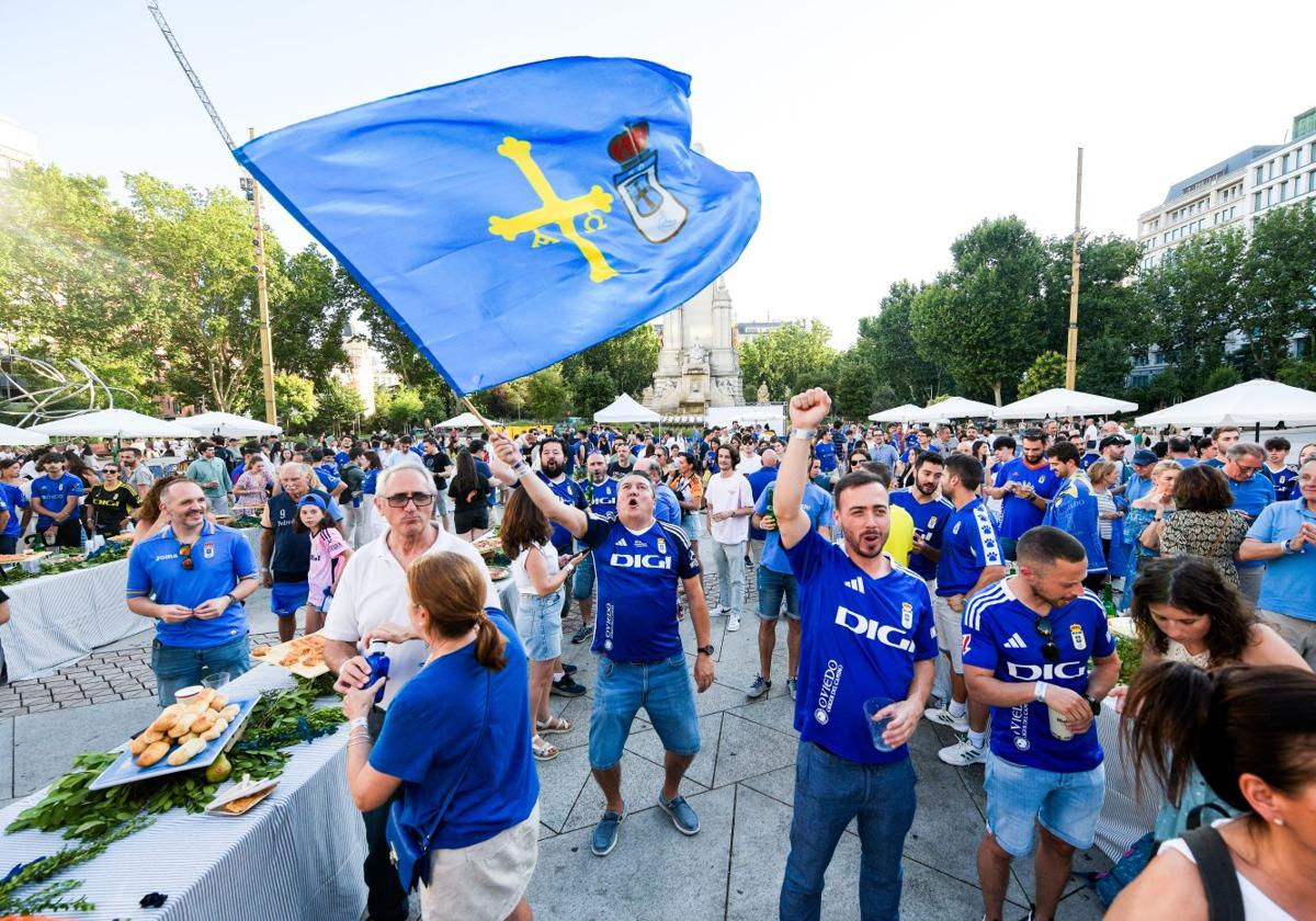 Medio millar de seguidores del Real Oviedo se concentraron en la plaza de España.