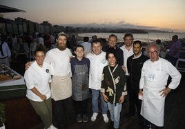 Los encargados de preparar la segunda cena de las 'Caldereta Experience' en la terraza del Hotel Abba.