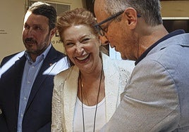 Teresa Viejo se ríe mientras conversa con el concejal Juan Carlos Guerrero en presencia del presidente de la Cámara.