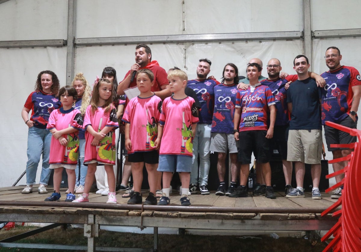 El Calzada Rugby Club, durante la lectura del pregón en Jove.