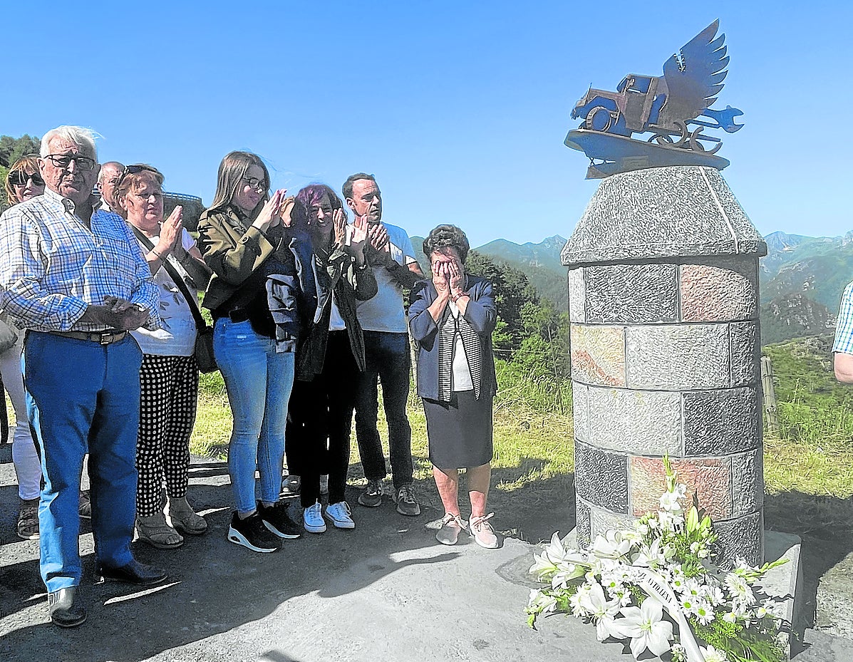 La familia de Isaac García, observando el monolito con la escultura, en la rampa de 'Saso', arropados por decenas de amigos, vecinos y camioneros