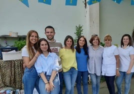 Equipo de educadores del jardín de infancia Flipper, que cierra hoy sus puertas tras 50 años. De izquierda a derecha, Itziar Villaldea, Alba Terente, Borja García Zamorano, Cristina Muela, Belén Ojeda, Clara Ojeda, Mari Luz Muiños y Ana Artime.