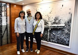 Marcos Tamargo, con el Collar que le acredita como presidente del Club Rotario de Gijón, junto a Patricia Zapico y Esther Morandeiras, que le antecedieron en el cargo.