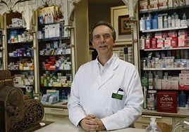 Alfredo Menéndez Antolín, en su farmacia de Gijón.