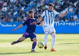 José Arnaiz pugna por un balón con Jairo, del Cartagena, durante su etapa en el Leganés