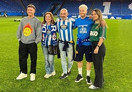 La familia Cayarga, con Jorge a la izquierda, y Berto a la derecha junto a su pareja, en Riazor.
