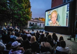 Una proyección de Cine a la Luz de la Luna en la fábrica de armas de La Vega.