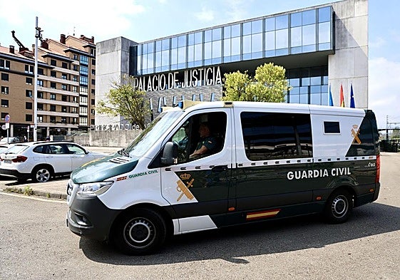 El furgón de la Guardia Civil, durante el traslado del detenido a la cárcel de Asturias.