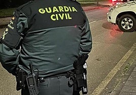 La Guardia Civil identifica a dos conductores por conducción temeraria durante una exhibición nocturna sin medidas de seguridad, grabada por decenas de asistentes.