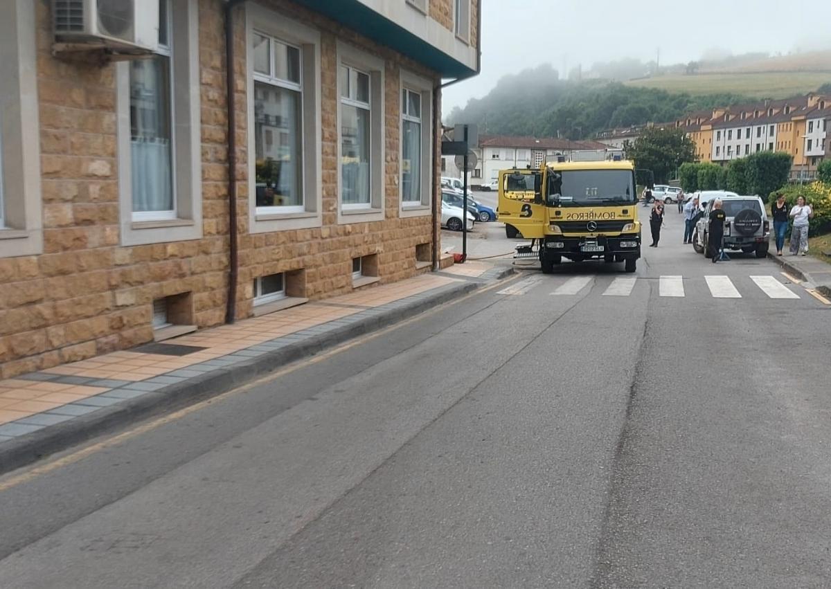 Imagen secundaria 1 - Desalojan un hotel de Cangas de Onís tras declararse un incendio en el garaje