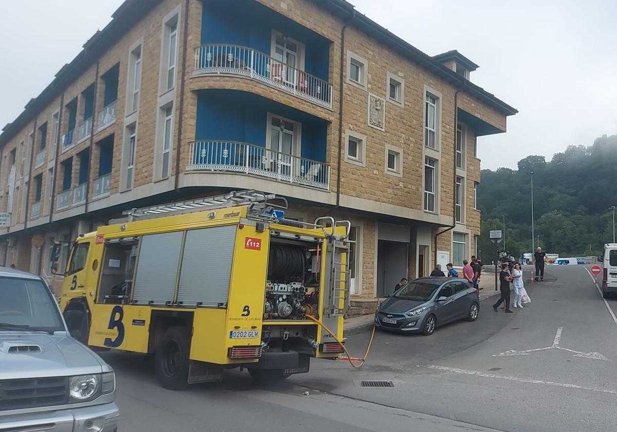 Desalojan un hotel de Cangas de Onís tras declararse un incendio en el garaje