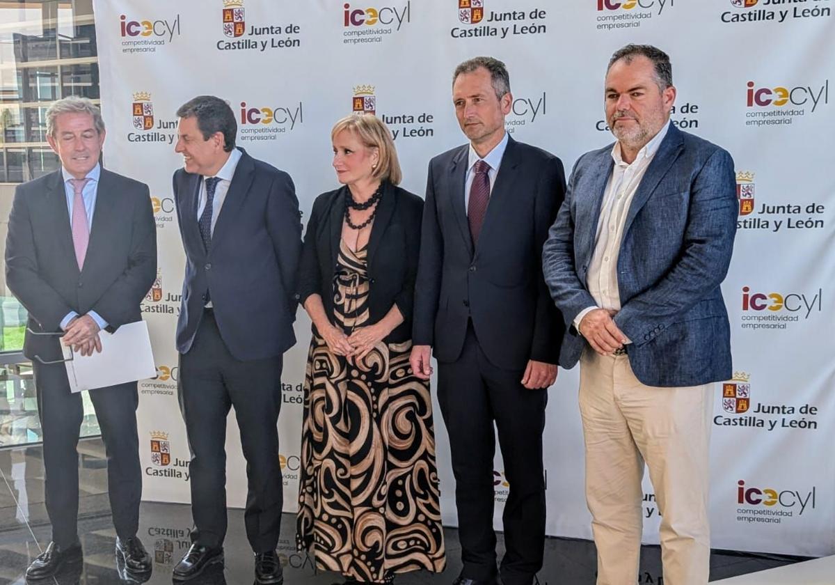De derecha a izquierda, Carlos Paniceres (Cámara de Oviedo), David González (Sekuens), Leticia García (consejera de Industria de Castilla y Léon), Carlos Fernández (consejero de Economía de Castilla y León) y Javier Vega (Consejo de Cámaras de Castilla y León), en el Instituto para la Competitividad Empresarial de Castilla y Léon.