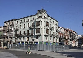 El edificio del Café Colón ya luce sin su histórica terraza exterior, que se volverá a colocar al finalizar la rehabilitación.