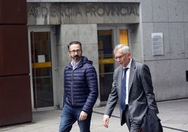 Fidel Fernández, con su abogado, Luis Tuero (derecha).