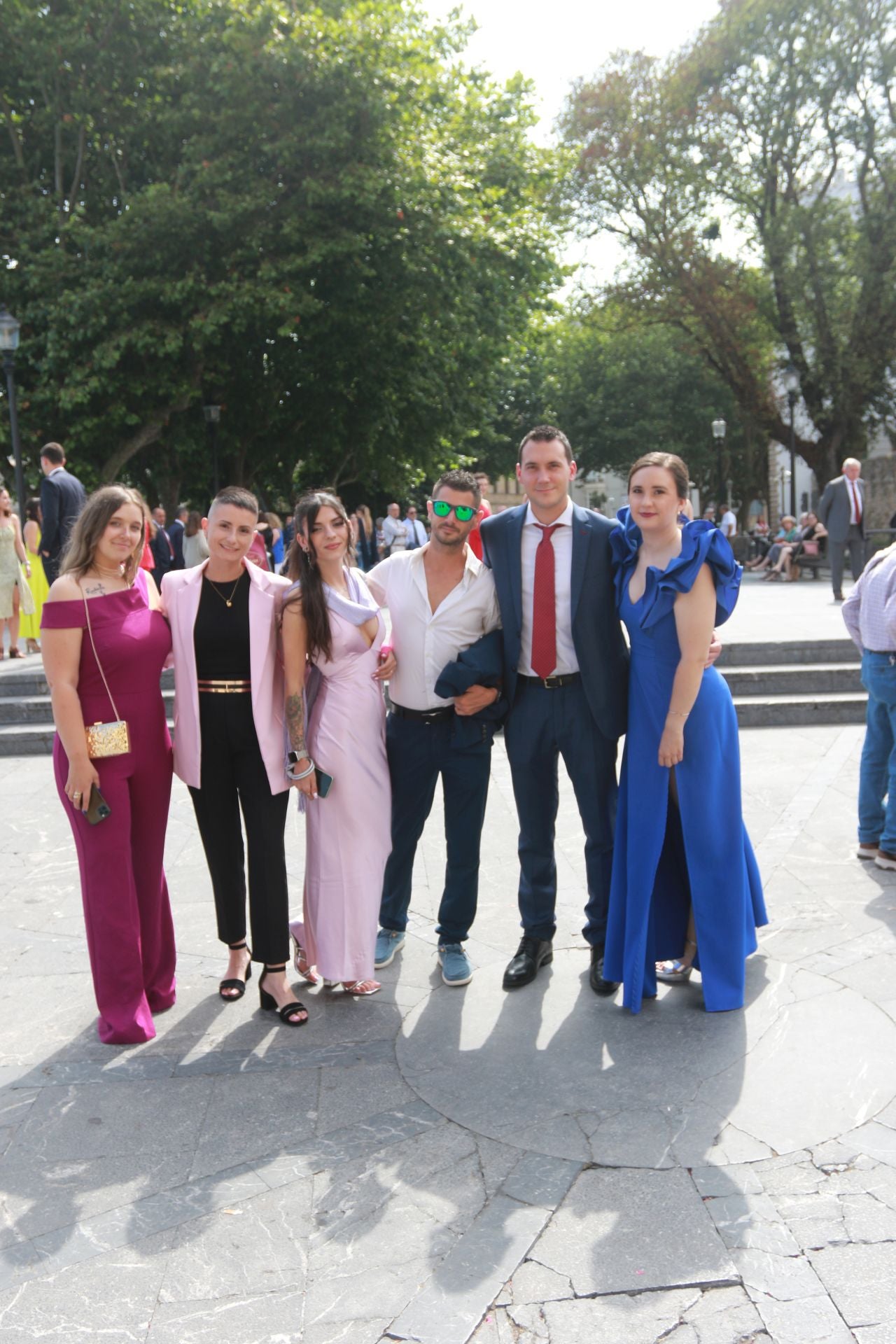 En Harley, vestida de blanco hasta la iglesia de San Pedro: gran boda motera en Gijón