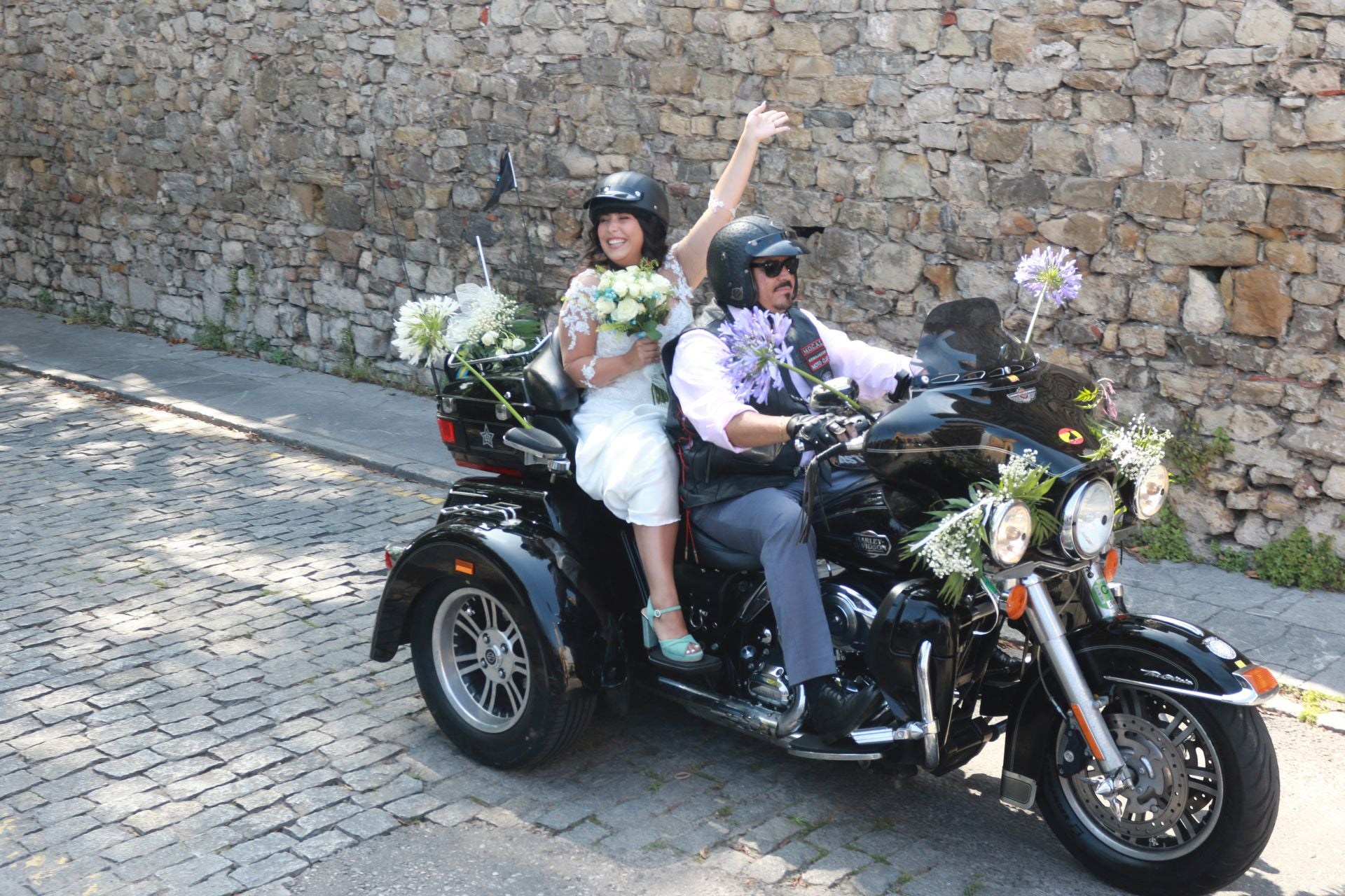 En Harley, vestida de blanco hasta la iglesia de San Pedro: gran boda motera en Gijón