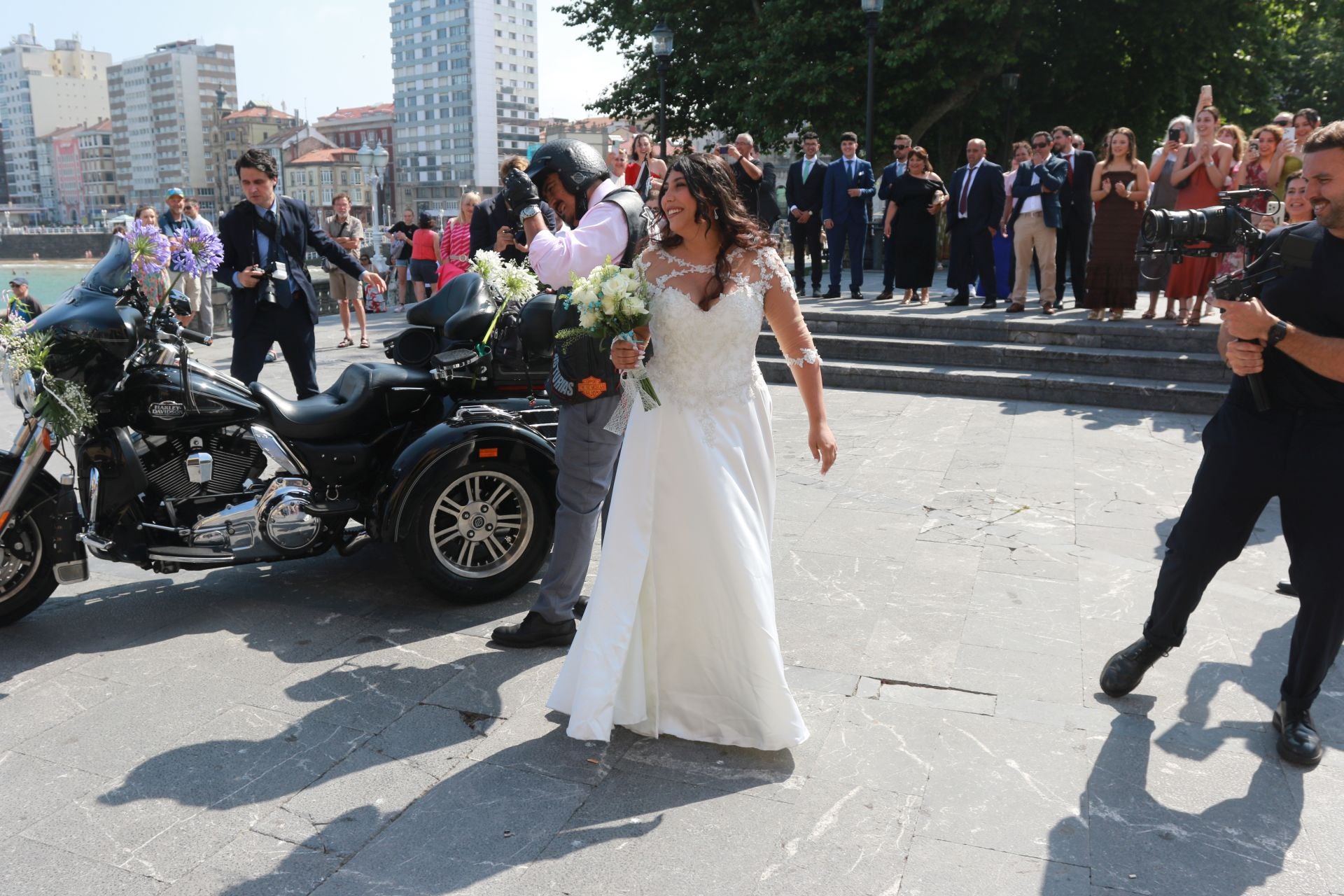 En Harley, vestida de blanco hasta la iglesia de San Pedro: gran boda motera en Gijón