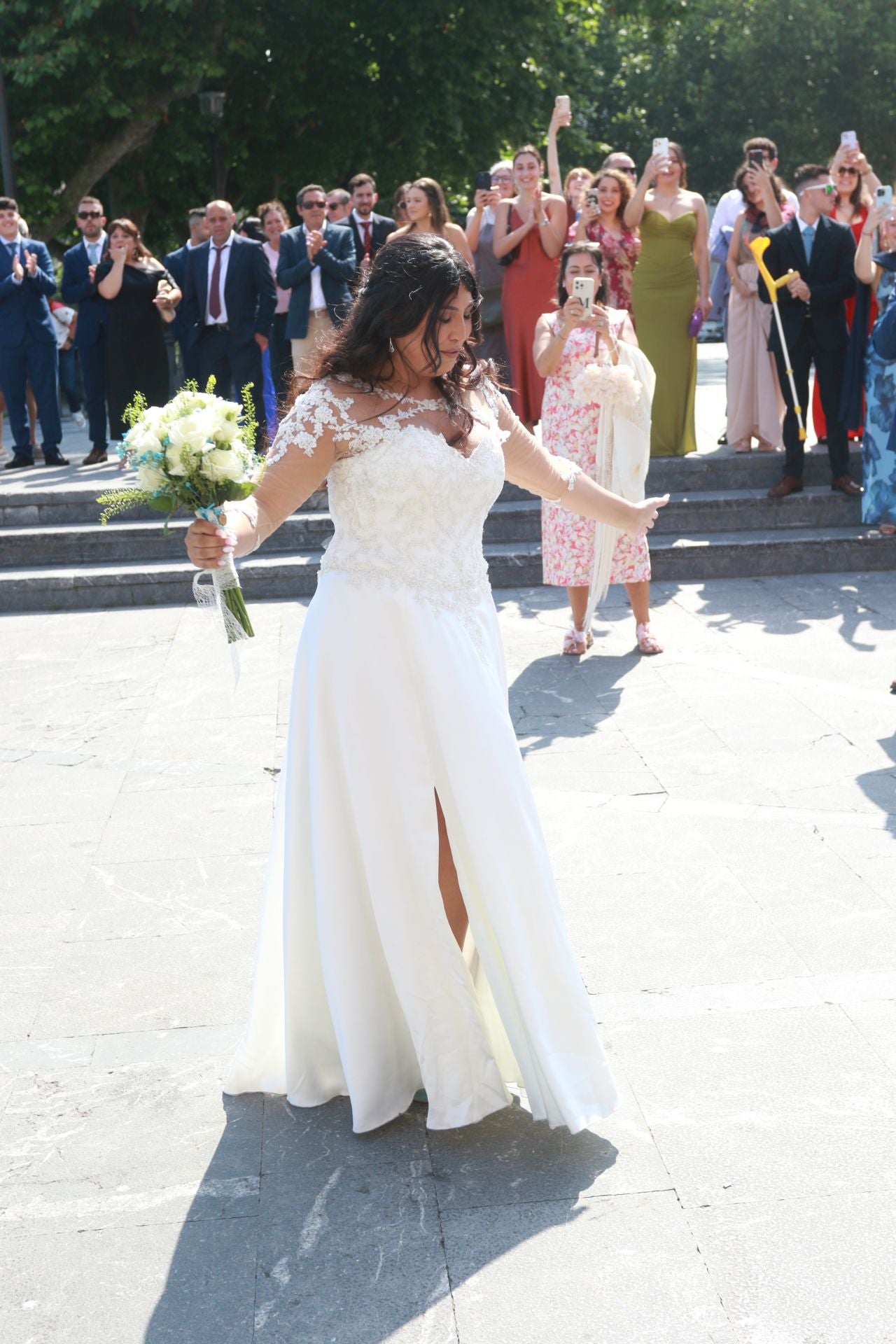 En Harley, vestida de blanco hasta la iglesia de San Pedro: gran boda motera en Gijón