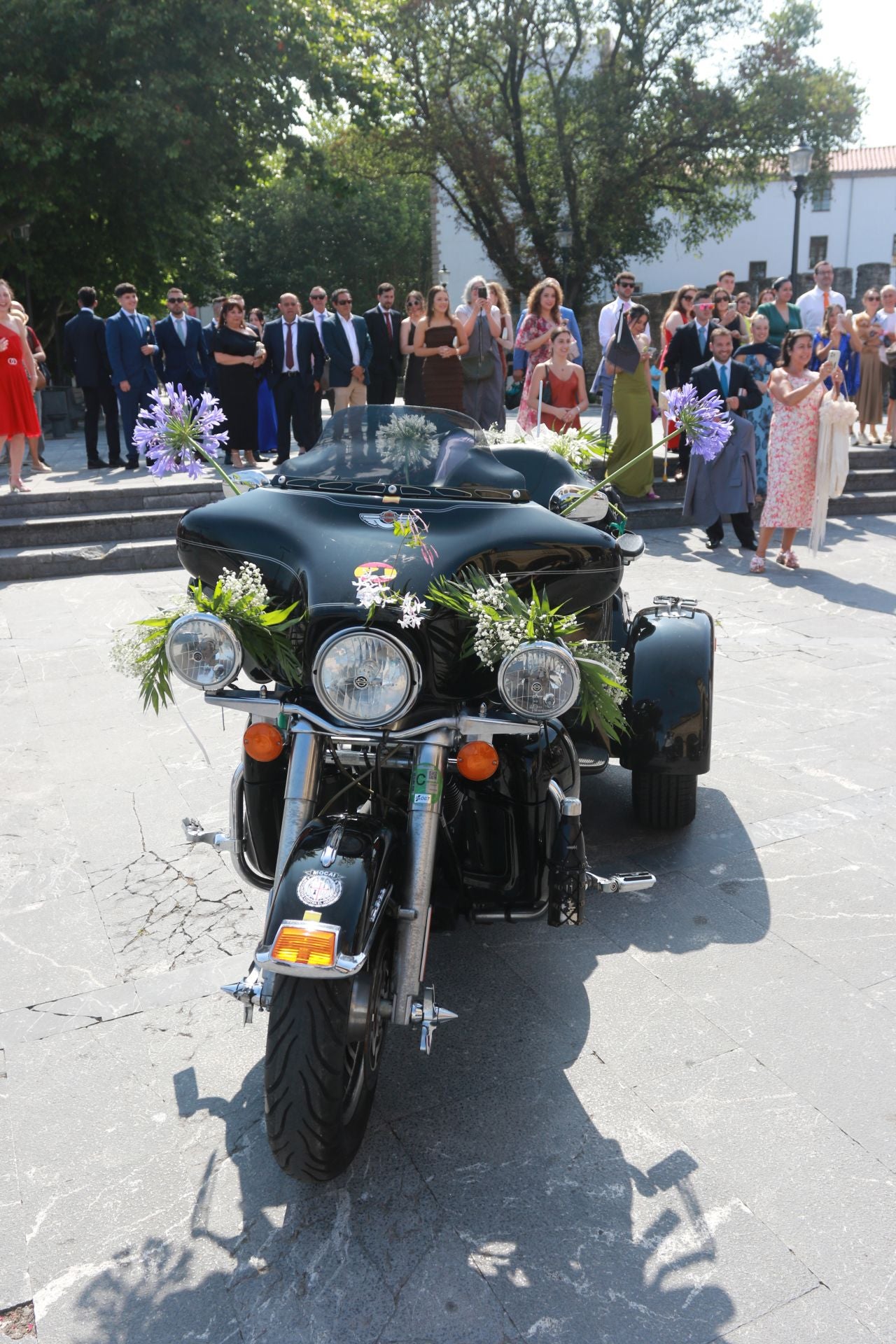 En Harley, vestida de blanco hasta la iglesia de San Pedro: gran boda motera en Gijón