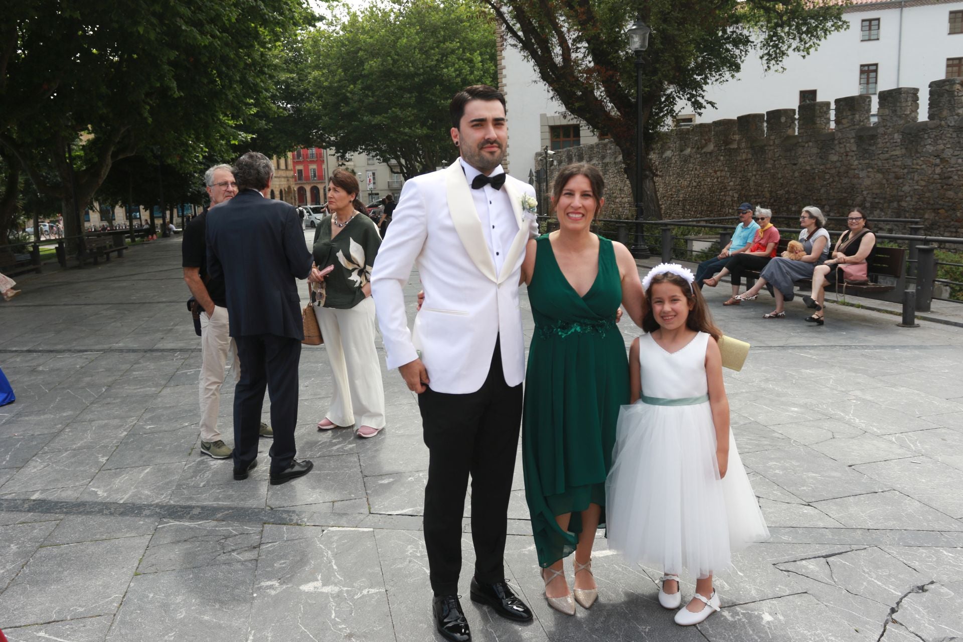 En Harley, vestida de blanco hasta la iglesia de San Pedro: gran boda motera en Gijón
