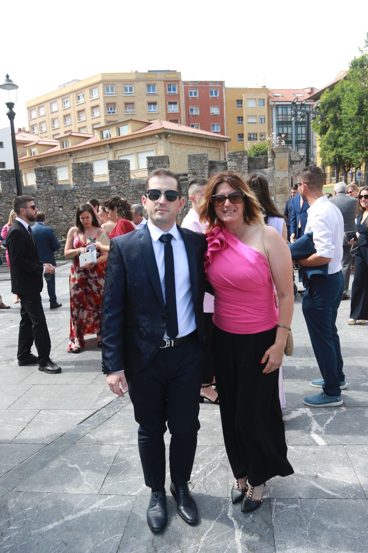 En Harley, vestida de blanco hasta la iglesia de San Pedro: gran boda motera en Gijón